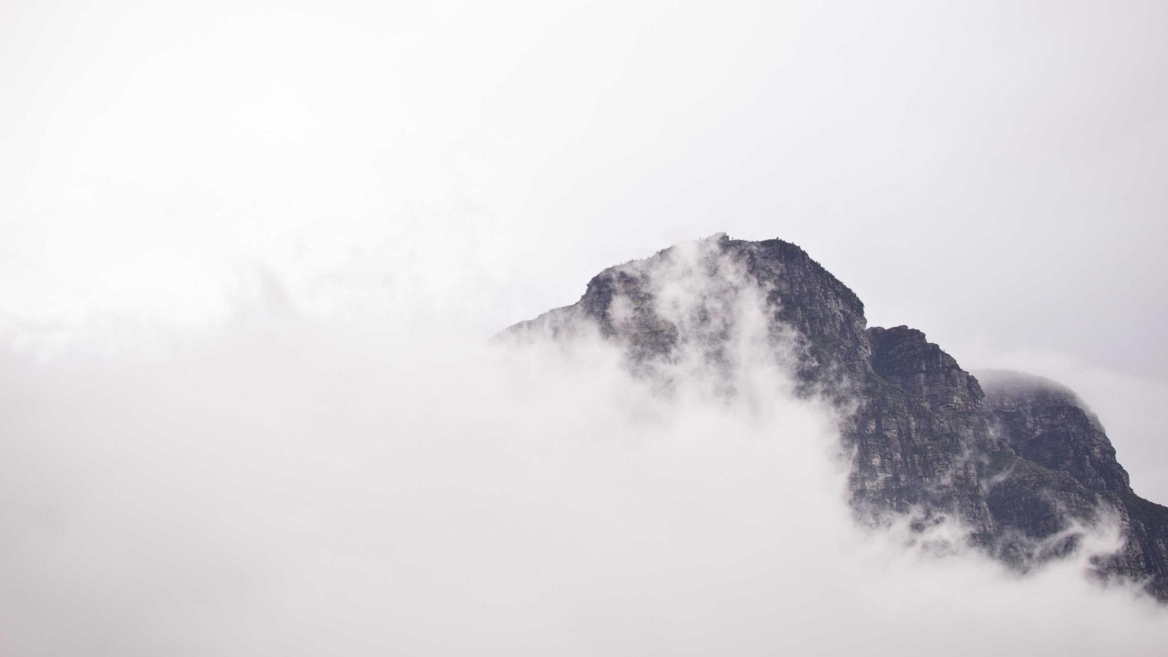 Мъж с яке и дънки на градска улица